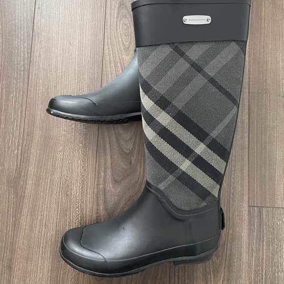 Burberry rubber rain boots. - Picture 4 of 10